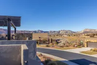 Heated Pool and Beautiful Golf Course Access - Exquisite Oasis Retreat