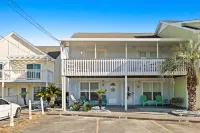 Beachy townhome with private balcony, central AC & washer/dryer Hotels in Sunnyside