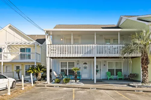 Beachy townhome with private balcony, central AC & washer/dryer Hotels in Sunnyside