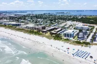 Steps to Beach with Spacious Living and Kitchen - Tropical Escape Hoteles en Cocoa Beach