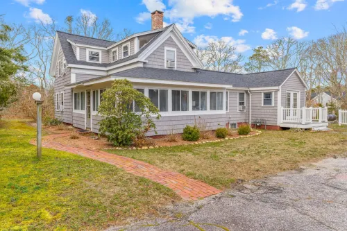 Charming Escape with Large Patio and Outdoor Shower - Cozy Retreat
