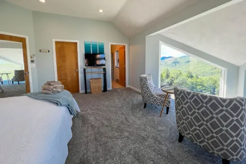 Unobstructed Views and Spacious Living - Serene Mountaintop Retreat
