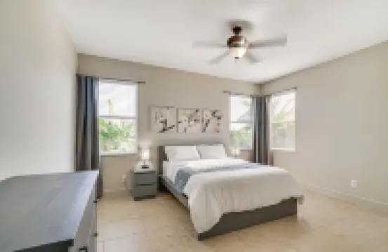 Sunroom and Serene Canal View - Bright Spacious Retreat