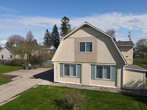 Fire Pit and Outdoor Games Await - Charming Family Retreat Hotels in Alpena