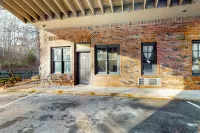 Ground-floor condo steps from historic downtown with streaming TV & WiFi Hotels in Eureka Springs