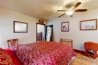 Ground-floor condo steps from historic downtown with streaming TV & WiFi Hotels in Eureka Springs