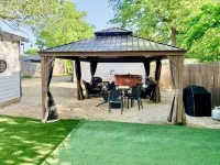 Shaw Haus - Quiet Home & Fun Backyard, Hot Tub, Gazebo