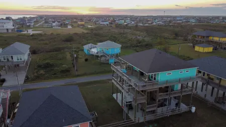 Charming 3-bedroom house W/ Great Deck and Ocean views in fabulous Crystal Beach Отели рядом с достопримечательностью «Port Bolivar»