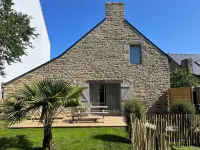 Charm in the heart of the village: house with sunny garden close to the sea Hotels in Arradon