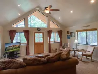 Cozy Cabin with Fireplace and High-Speed Internet - Charming Rustic Retreat Hôtels à : Comte de Coconino