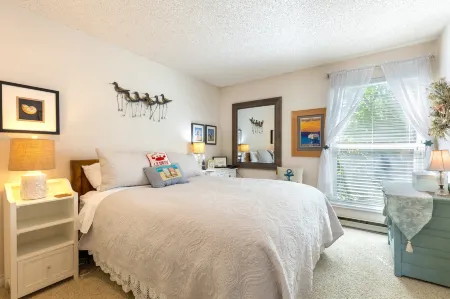 Charming Condo with Private Deck and Heated Pool - Serene Island Retreat Отели рядом с достопримечательностью «Парк округа Дабл Блафф»