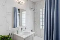 Walk to Plaza & Park + Close to KU Med & St. Lukes Hospitals Hotel a 