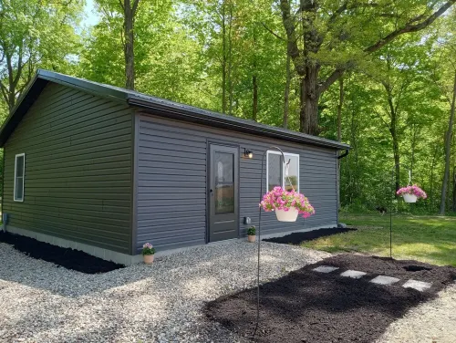 Charming 2-bedroom cabin in Lewisburg with privacy, WiFi, AC