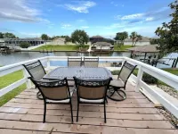 10 min from beach access, sleeps 10 private dock