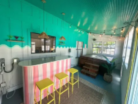 Spacious 4-bedroom house with Make-up bar, WiFi, Games, Hot-tub, & pool