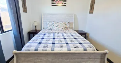 Metro Inn - MM Center - Chase Field - Convention Center Hotels near Burton Barr Central Library