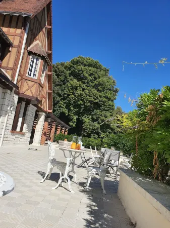 Le Manoir du Coeur Volant B&B Отели рядом с достопримечательностью «Буваль»