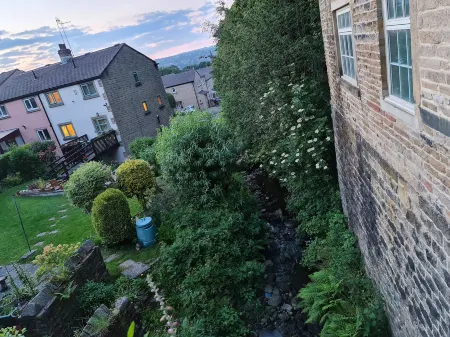 2 Bed Woodland Retreat - Garden & Free Parking Отели рядом с достопримечательностью «Catgill Farm»