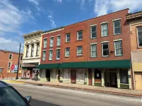 Eagles Nest Inn Hotel dekat Southside Bar & Grill