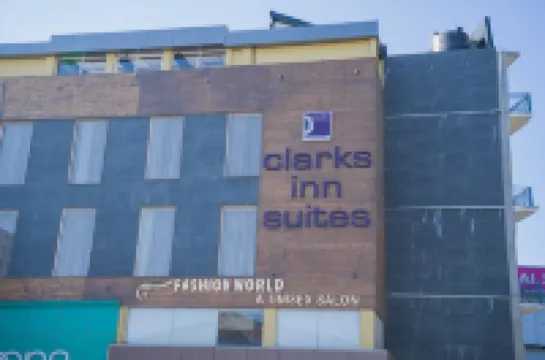 Hotel Clarks Inn Suites Kangra Hotel di 