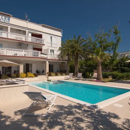 Seagull Pool Apartments & Studios