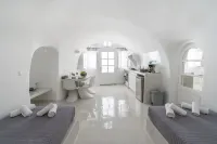 Fira-Cave-Sleeps 13-Parking-Pool-Pet Friendly