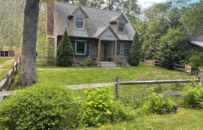 Vineyard Haven, Close to town and Lake Tashmoo