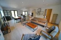 Chalet Near Durbuy with Forest & Hot Tub - parking