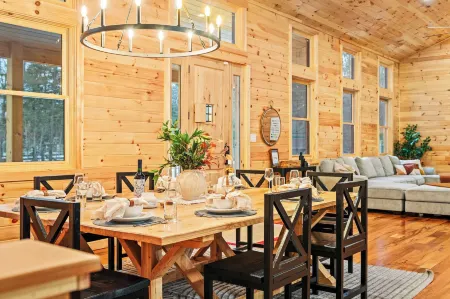 Grand Timber by Avantstay Indoor Pool, Sauna, Sports Court, Game Room, & More!