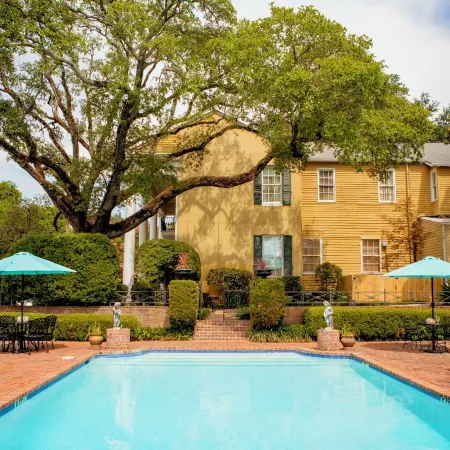 Anchuca Historic Mansion & Inn