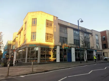 Cwtsh Hostel Отели рядом с достопримечательностью «Waterfront Viewpoint»