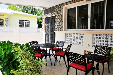 Welcome to the Unpretentious and Breezy Graceville, Steps Away from the Beach Отели в г. Лоуэр Карлтон