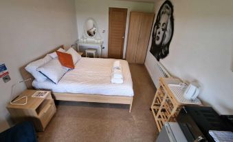 Relaxing Room with Ensuite Rutland Point