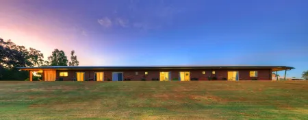 Heritage Lodge Motel Отели рядом с достопримечательностью «Charters Towers Visitor Information Centre»