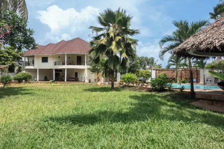 Black Pearl - Luxury Villa with Private Pool - Near Beach Отели в г. Galu