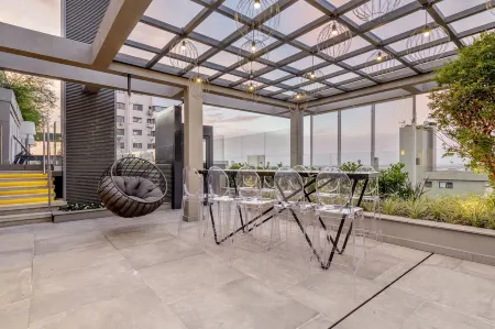 Charlie the Arch Moinhos Отели рядом с достопримечательностью «Public Library»