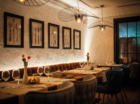 Hotel Dumbrava Отели рядом с достопримечательностью «Un munte de om by Ronin - pictură murală realizată în cadrul proiectului ZidArt»