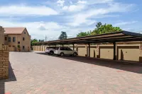 Camelot Guest House & Apartments - parking