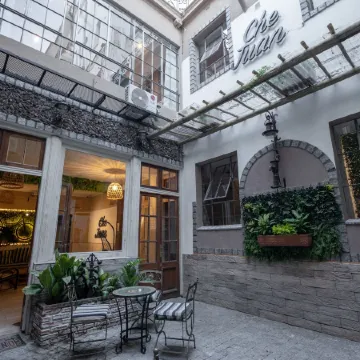 Che Juan Hostel BA Отели рядом с достопримечательностью «Здание Кавана»
