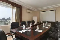 Ramada by Wyndham Ahmedabad - 4 ดาว