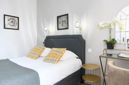 A l'Hôtel des Roys Отели рядом со станцией Versailles Montreuil Train Station