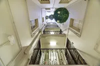 Happy People Sagrada Familia St Pau