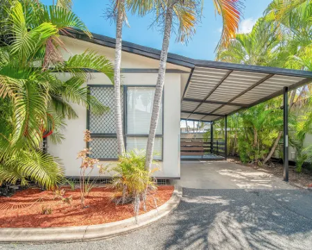 เอเมอรัลด์ โมเทลแอนด์อพาร์ทเมนท์ โรงแรมในเอเมอรัลด์