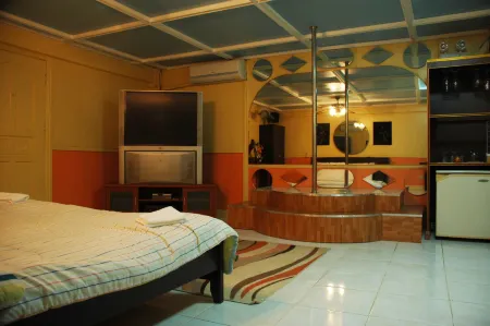 Kokomos Hotel and Restaurant