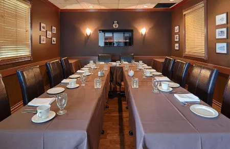 Best Western Voyageur Place Hotel Отели рядом с достопримечательностью «Орора Коммьюнити Арборетум»