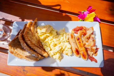 Connie's Comfort Suites Отели рядом с достопримечательностью «V C Bird Monument»