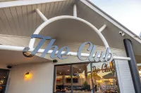 The Club Hotel Hotels near Heron Island ferry terminal