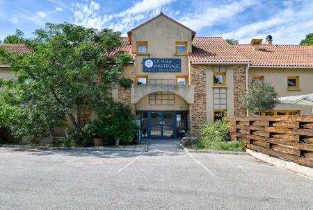 Villa Martégale Hôtel Restaurant Отели в г. Сен-Митр-Ле-Рампар