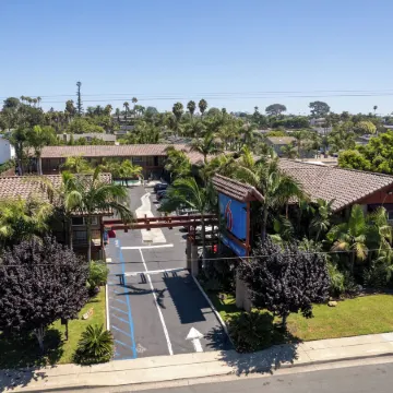 Motel 6 Carlsbad, CA - North Отели рядом с достопримечательностью «Флауэр Филдс»
