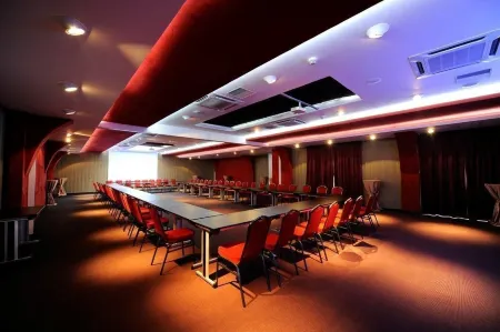 Plaza V Hotel Отели рядом с достопримечательностью «The Palace of Culture in Târgu Mureș»